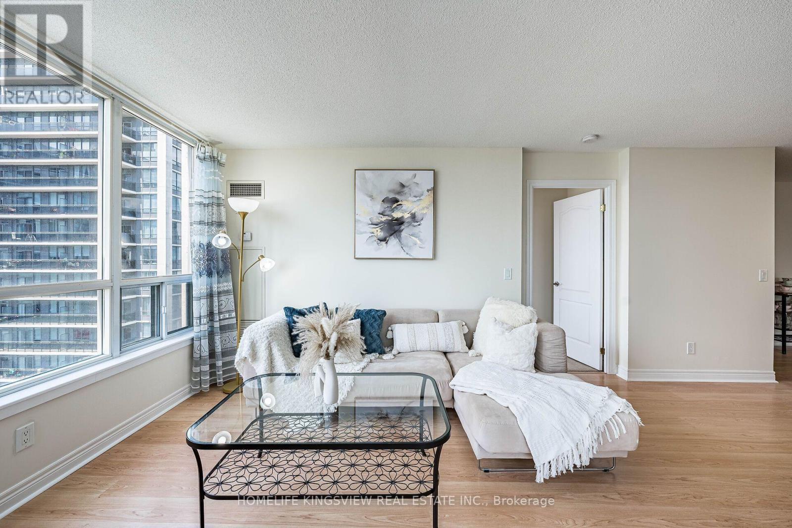 807 - 60 Disera Drive, Vaughan, ON - Indoor Photo Showing Living Room