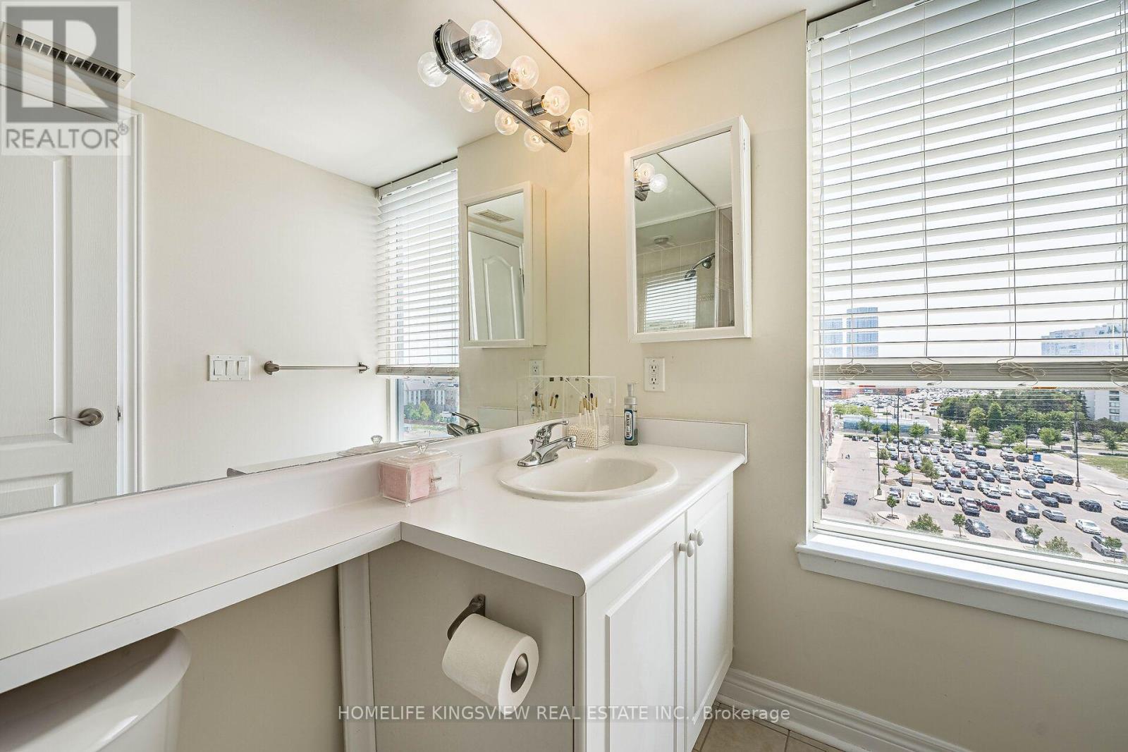807 - 60 Disera Drive, Vaughan, ON - Indoor Photo Showing Bathroom