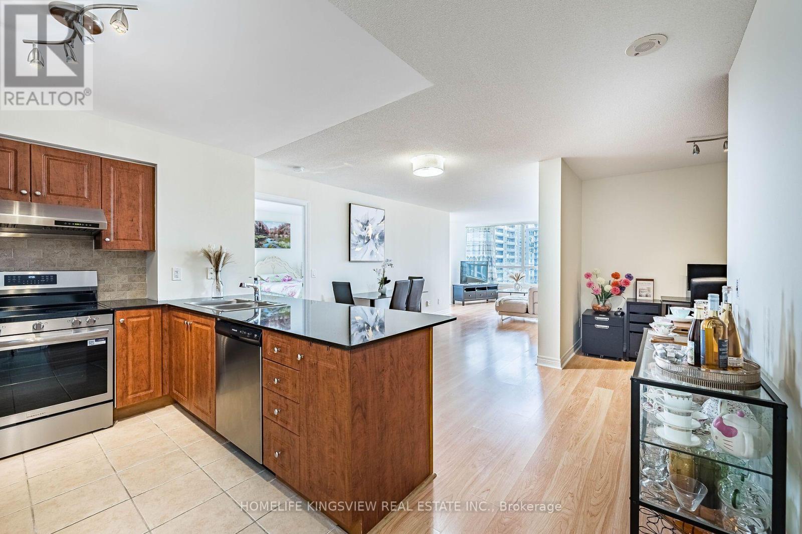 807 - 60 Disera Drive, Vaughan, ON - Indoor Photo Showing Kitchen