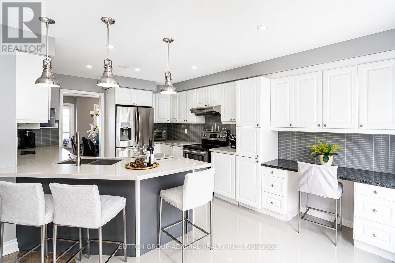 43 Mainland Crescent, Vaughan, ON - Indoor Photo Showing Kitchen With Stainless Steel Kitchen With Double Sink With Upgraded Kitchen