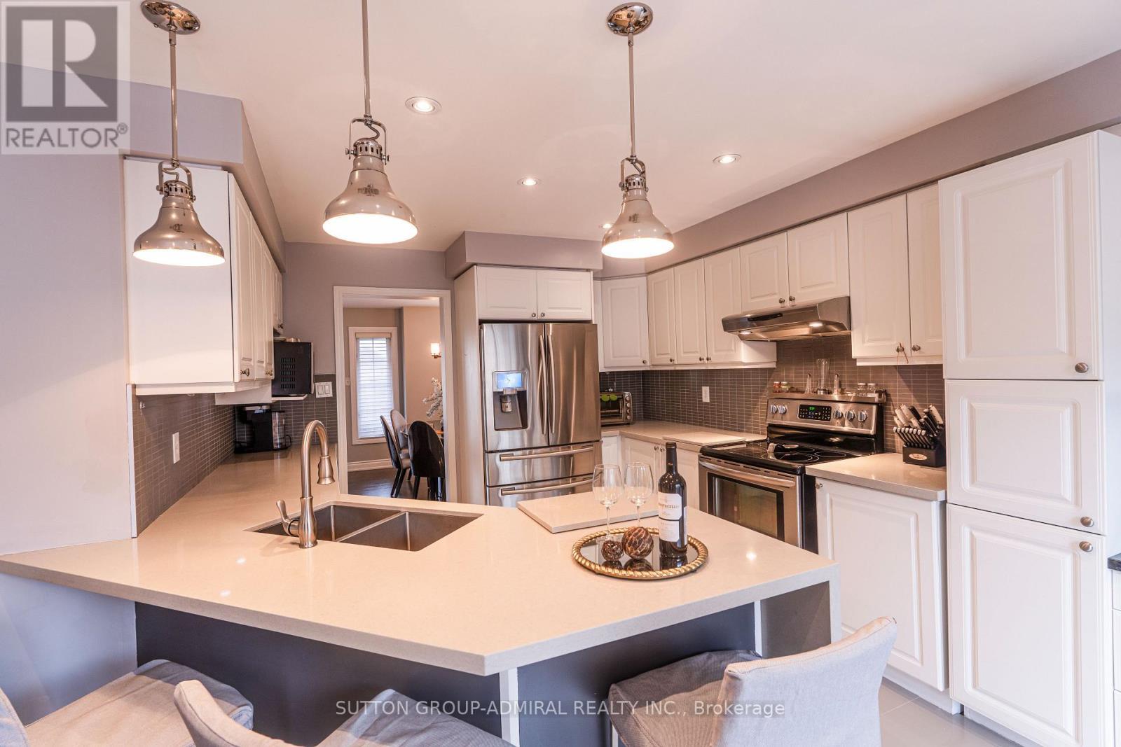43 Mainland Crescent, Vaughan, ON - Indoor Photo Showing Kitchen With Stainless Steel Kitchen With Double Sink With Upgraded Kitchen
