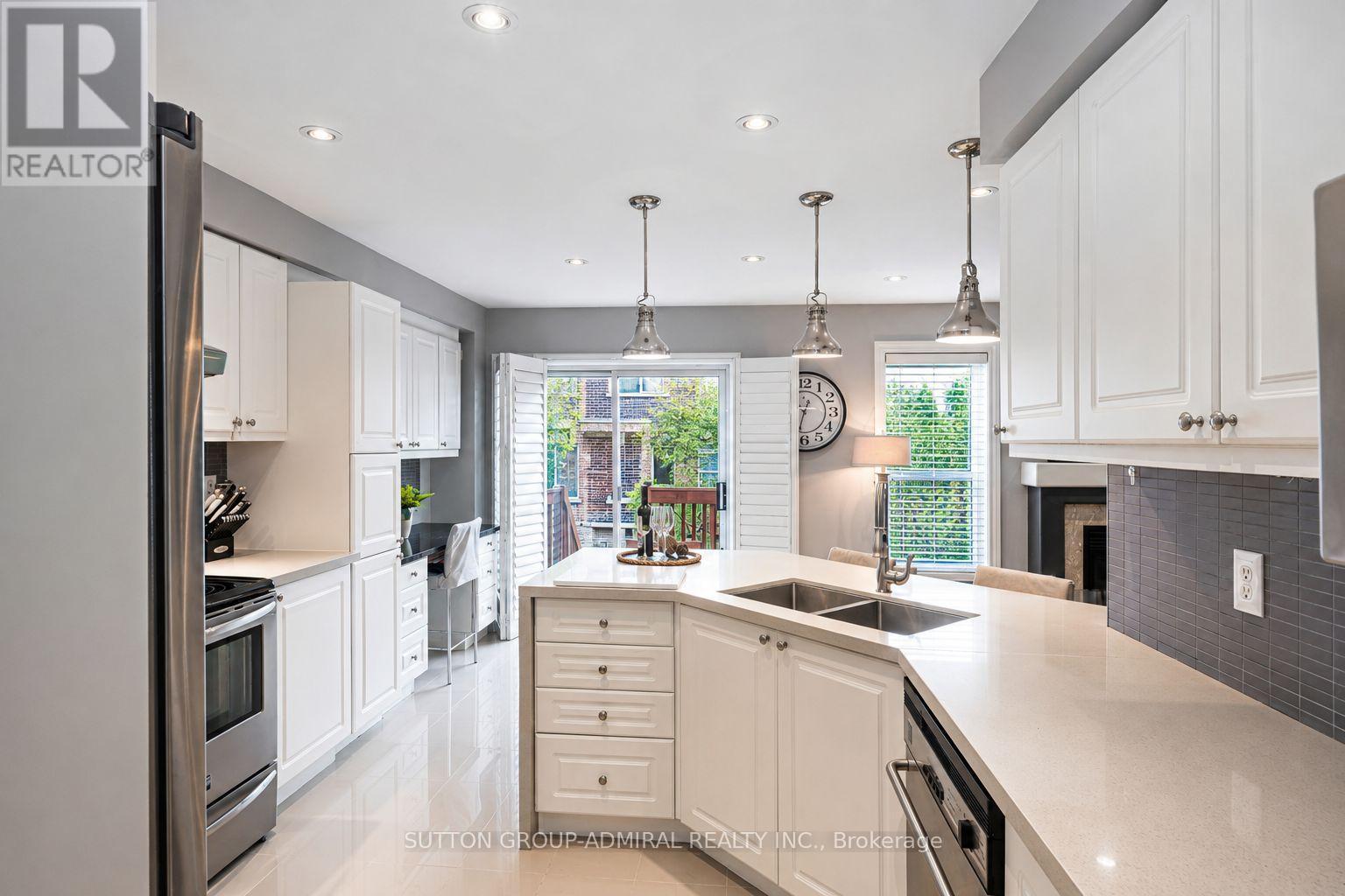 43 Mainland Crescent, Vaughan, ON - Indoor Photo Showing Kitchen With Double Sink With Upgraded Kitchen