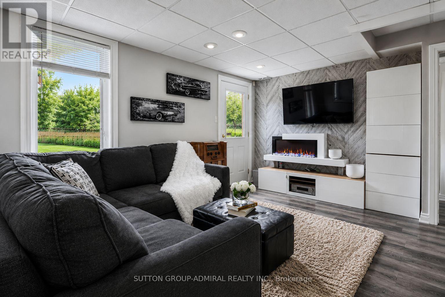 43 Mainland Crescent, Vaughan, ON - Indoor Photo Showing Living Room