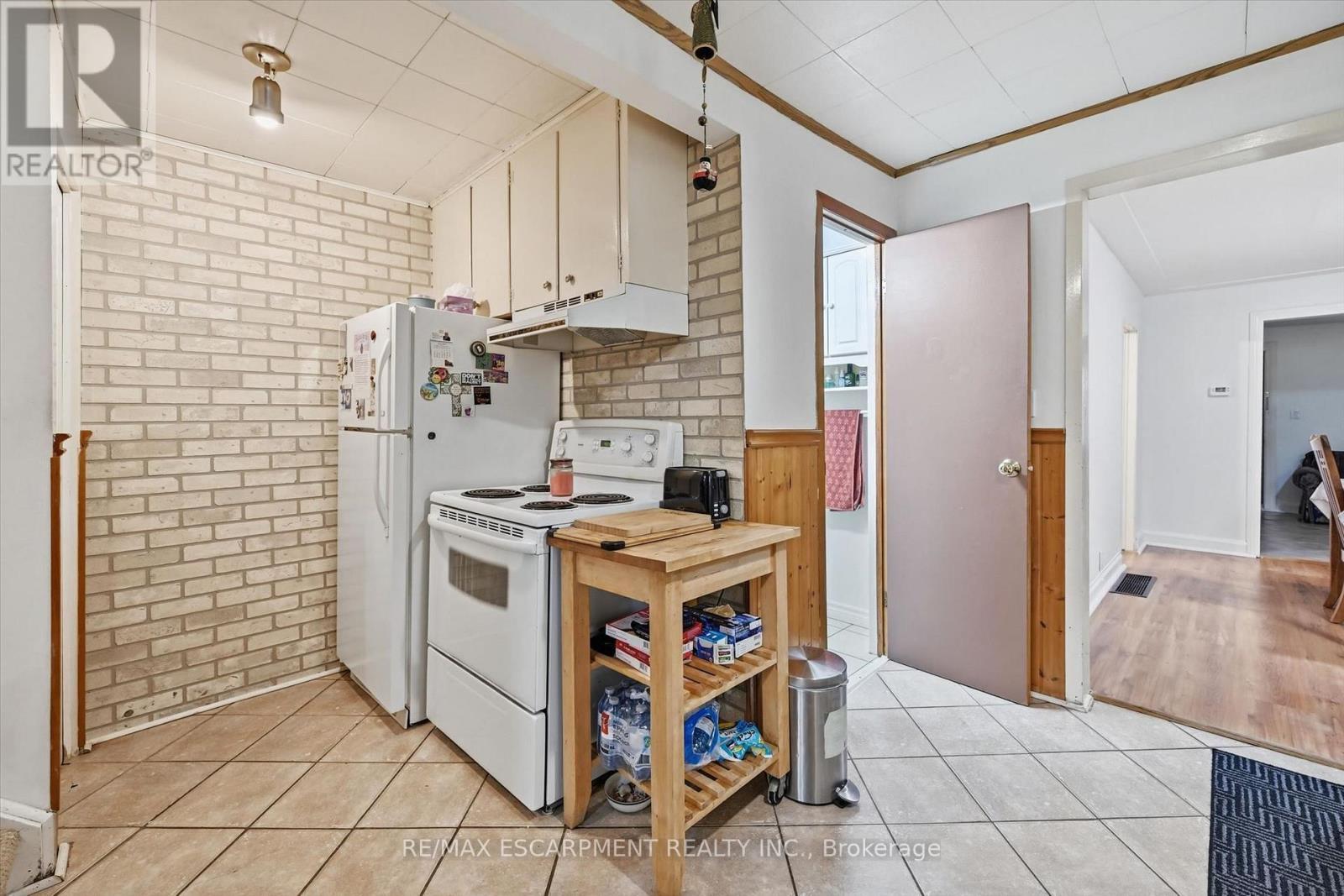 156 Hope Avenue, Hamilton, ON - Indoor Photo Showing Kitchen