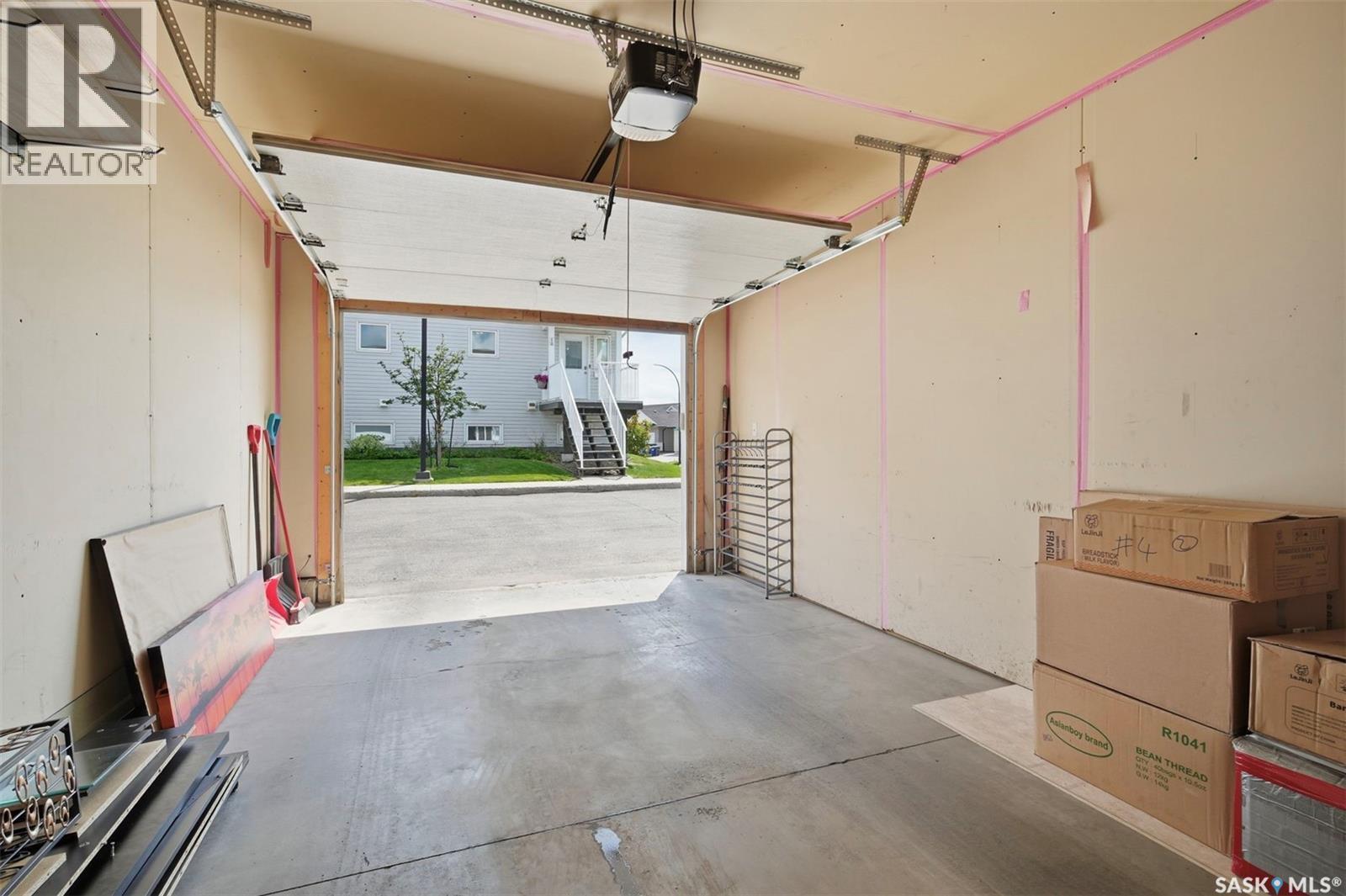 406 225 Hassard Close, Saskatoon, SK - Indoor Photo Showing Garage