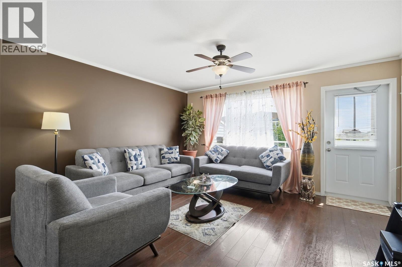 406 225 Hassard Close, Saskatoon, SK - Indoor Photo Showing Living Room