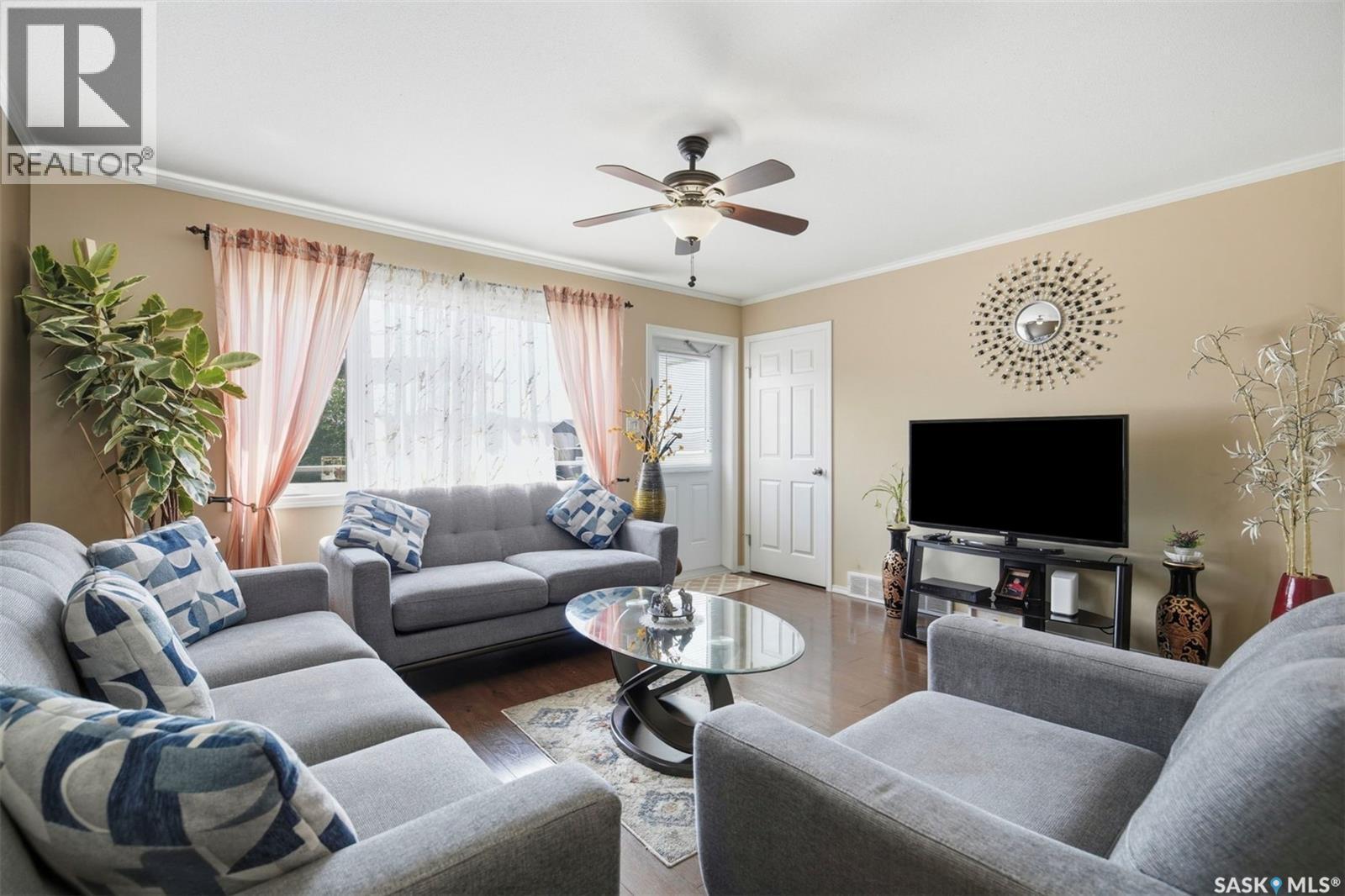 406 225 Hassard Close, Saskatoon, SK - Indoor Photo Showing Living Room