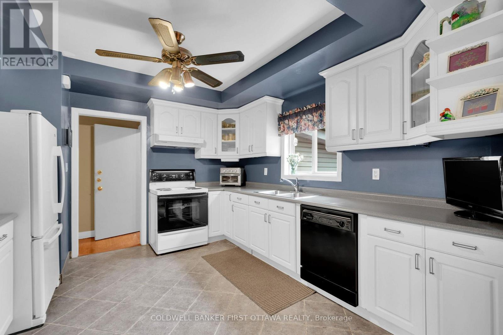 Plenty of storage - 636 Malartic Avenue, Ottawa, ON - Indoor Photo Showing Kitchen With Double Sink