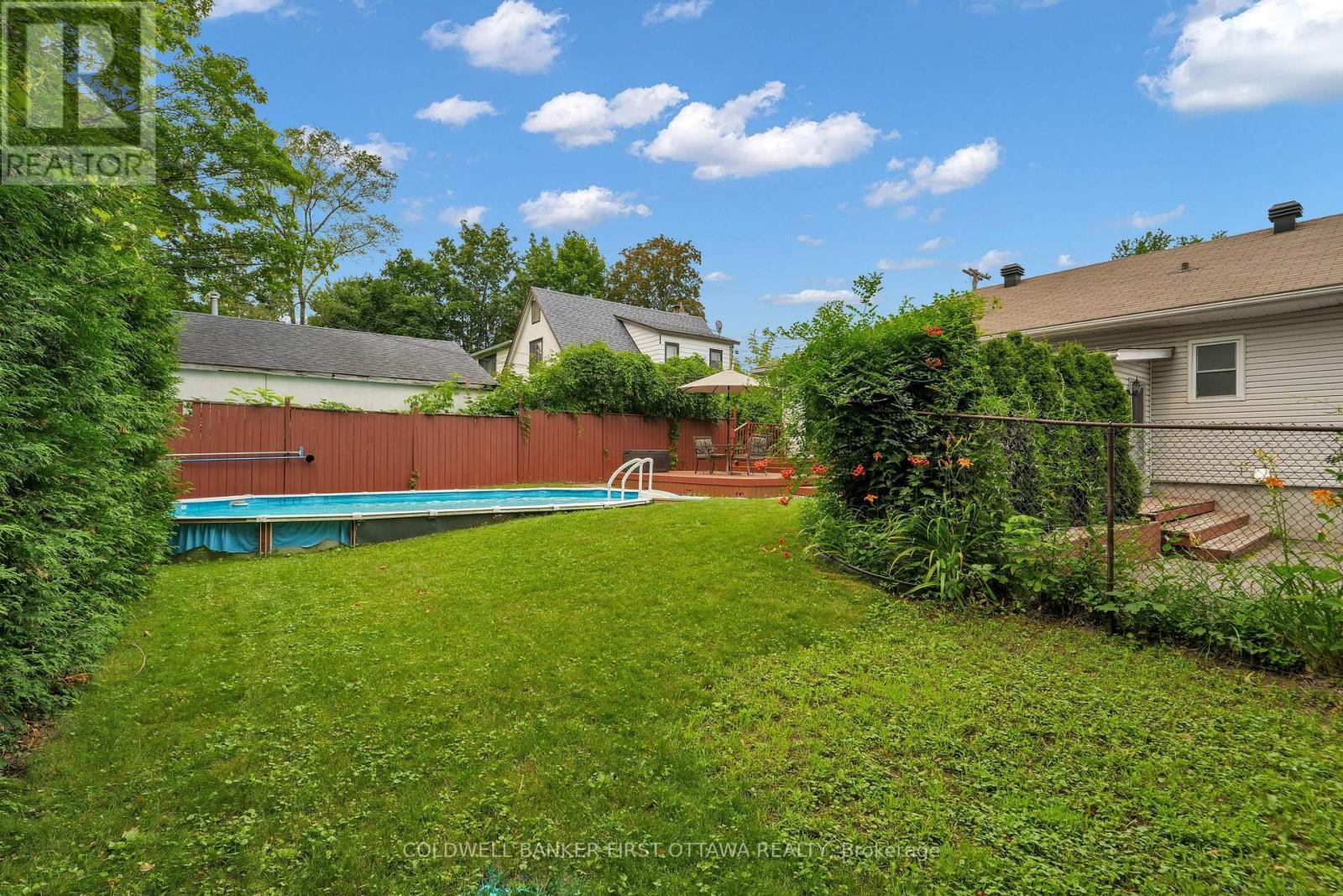 Large yard for kids / dogs / games - 636 Malartic Avenue, Ottawa, ON - Outdoor