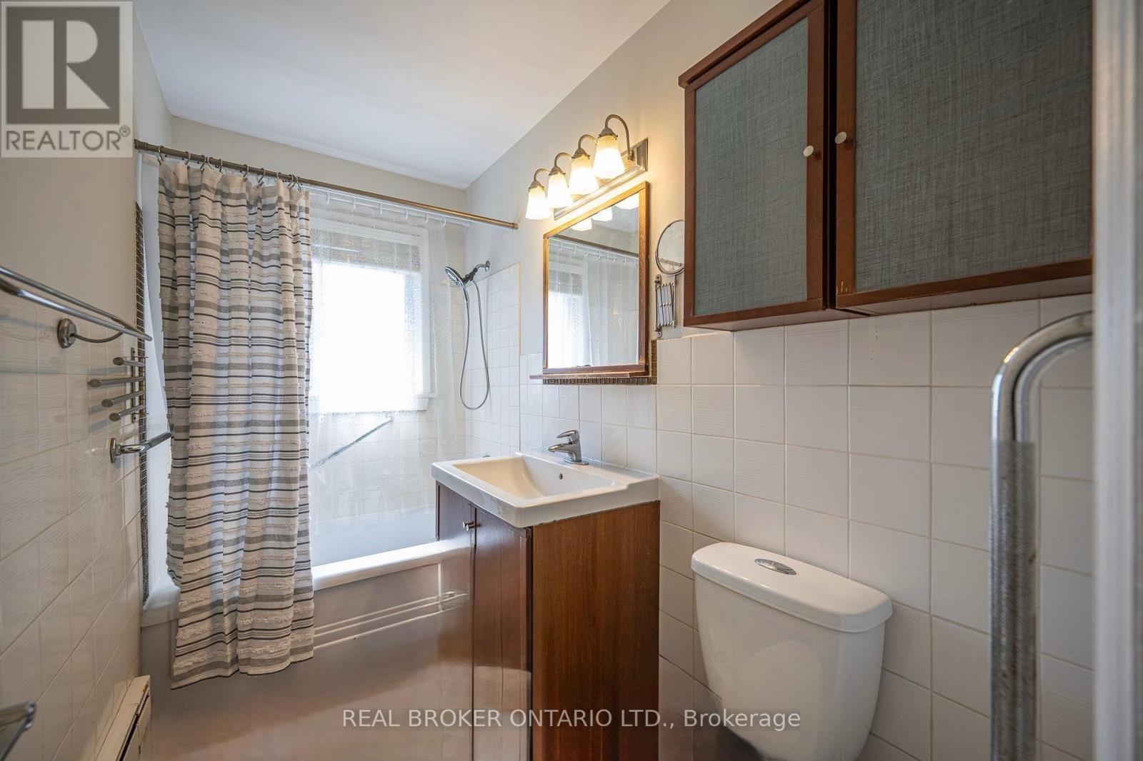685 Frederick Street, Kitchener, ON - Indoor Photo Showing Bathroom