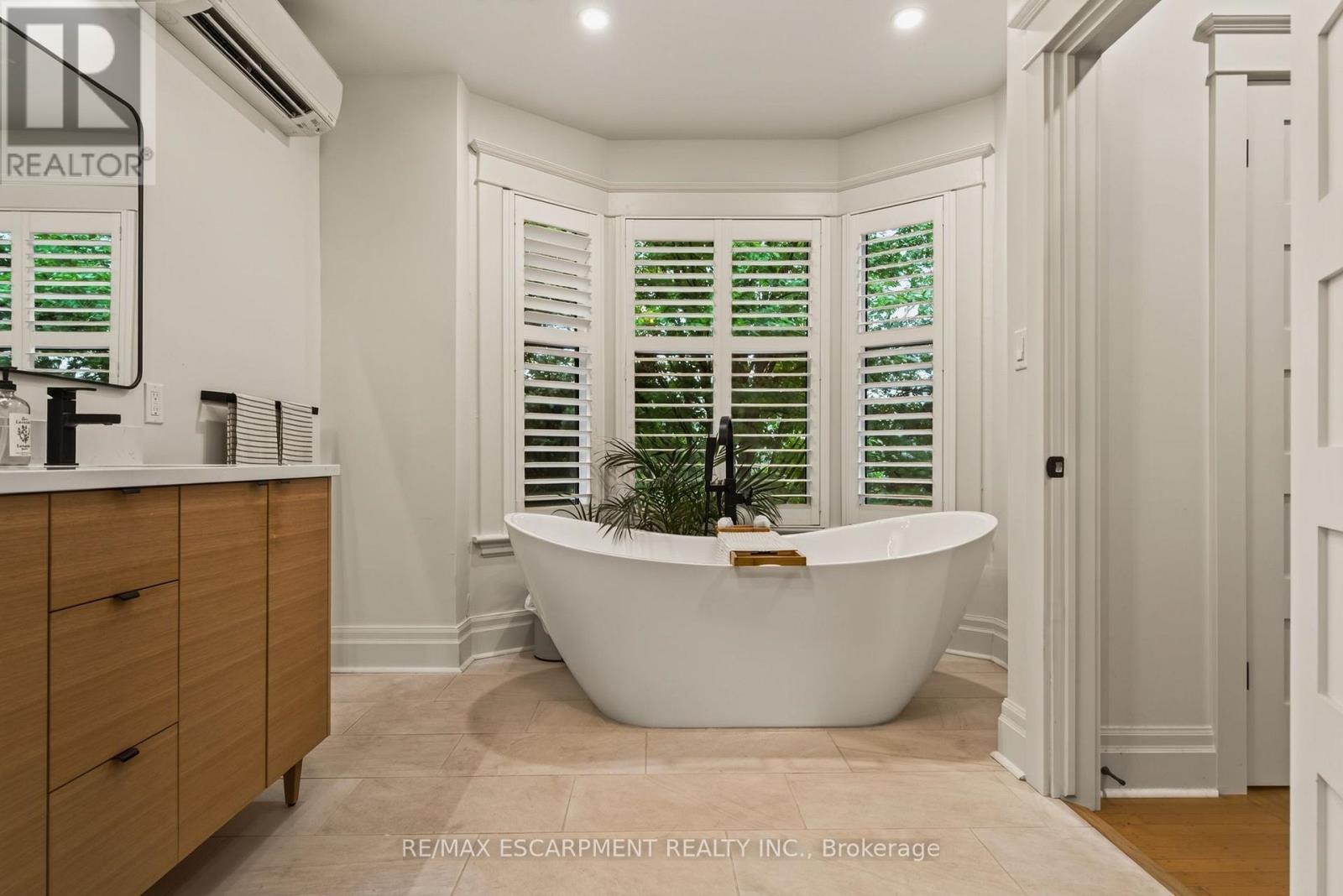 61 Mountain Avenue, Hamilton, ON - Indoor Photo Showing Bathroom