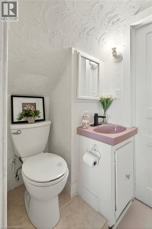 49 Cheever Street, Hamilton, ON - Indoor Photo Showing Bathroom