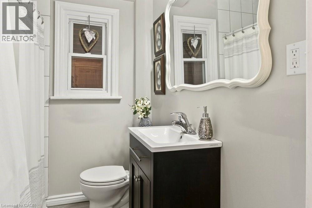 49 Cheever Street, Hamilton, ON - Indoor Photo Showing Bathroom