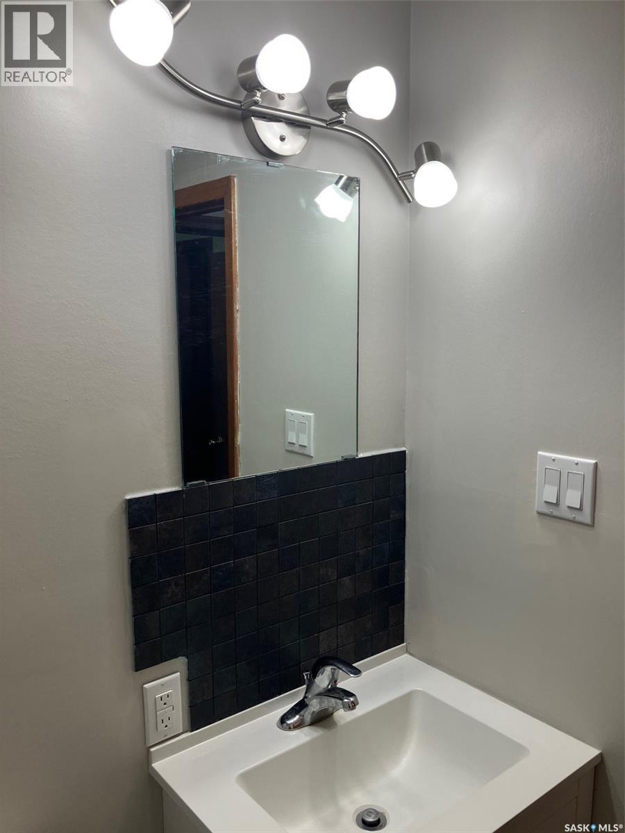 408 6Th Avenue Nw, Ituna, SK - Indoor Photo Showing Bathroom