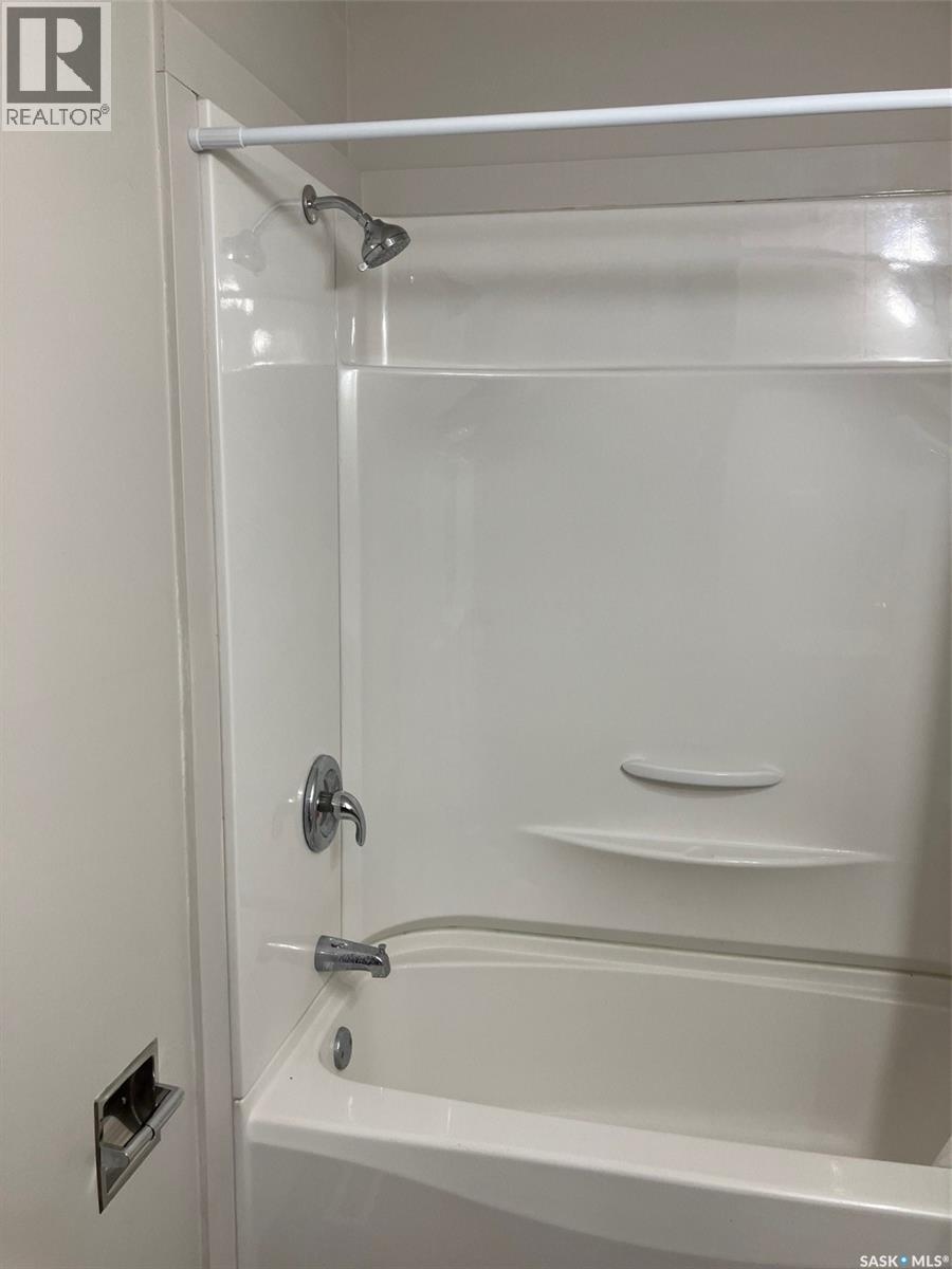 408 6Th Avenue Nw, Ituna, SK - Indoor Photo Showing Bathroom
