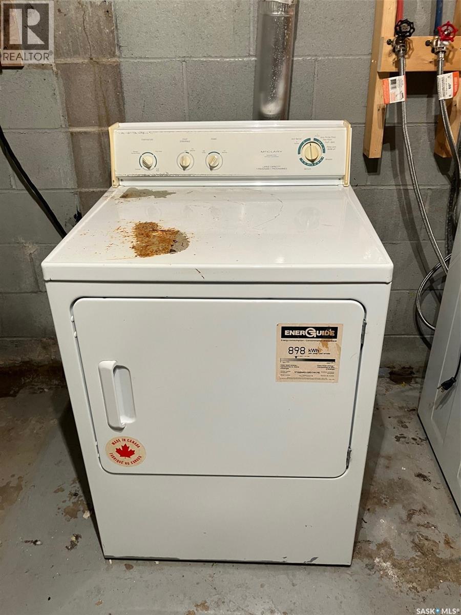 408 6Th Avenue Nw, Ituna, SK - Indoor Photo Showing Laundry Room