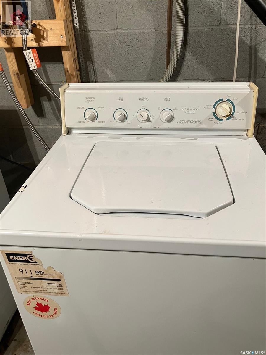 408 6Th Avenue Nw, Ituna, SK - Indoor Photo Showing Laundry Room