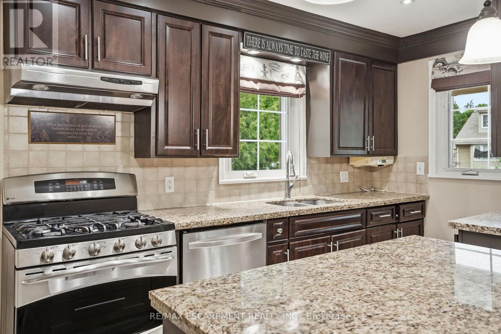 344 East 36Th Street, Hamilton, ON - Indoor Photo Showing Kitchen With Stainless Steel Kitchen