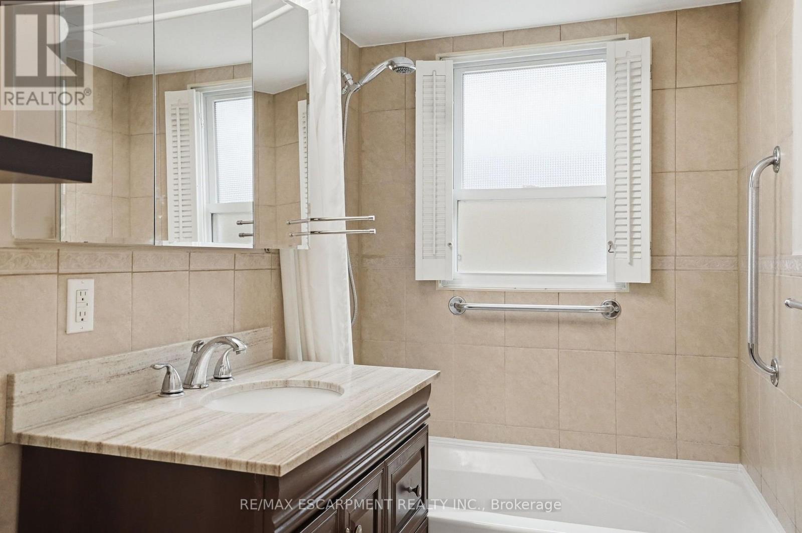 344 East 36Th Street, Hamilton, ON - Indoor Photo Showing Bathroom