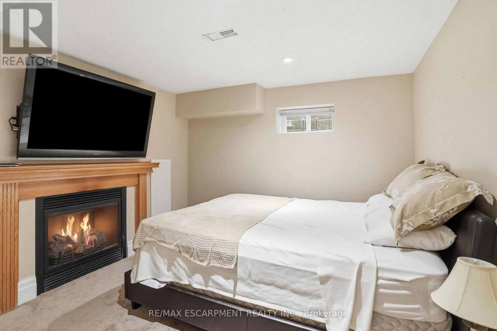 344 East 36Th Street, Hamilton, ON - Indoor Photo Showing Bedroom With Fireplace
