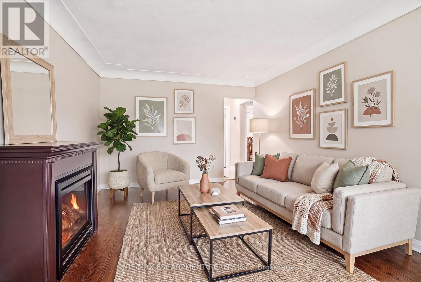 344 East 36Th Street, Hamilton, ON - Indoor Photo Showing Living Room With Fireplace