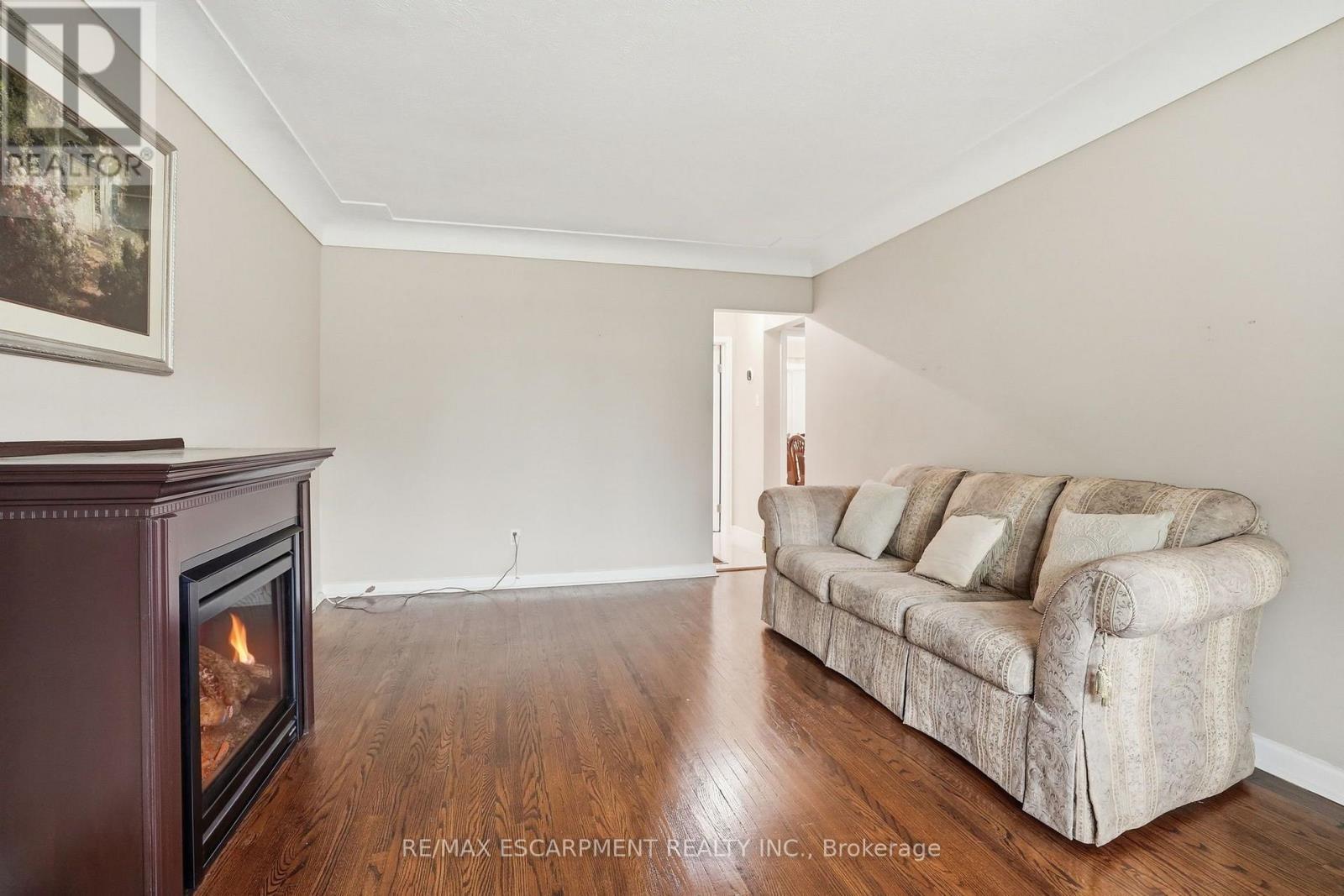 344 East 36Th Street, Hamilton, ON - Indoor Photo Showing Living Room With Fireplace