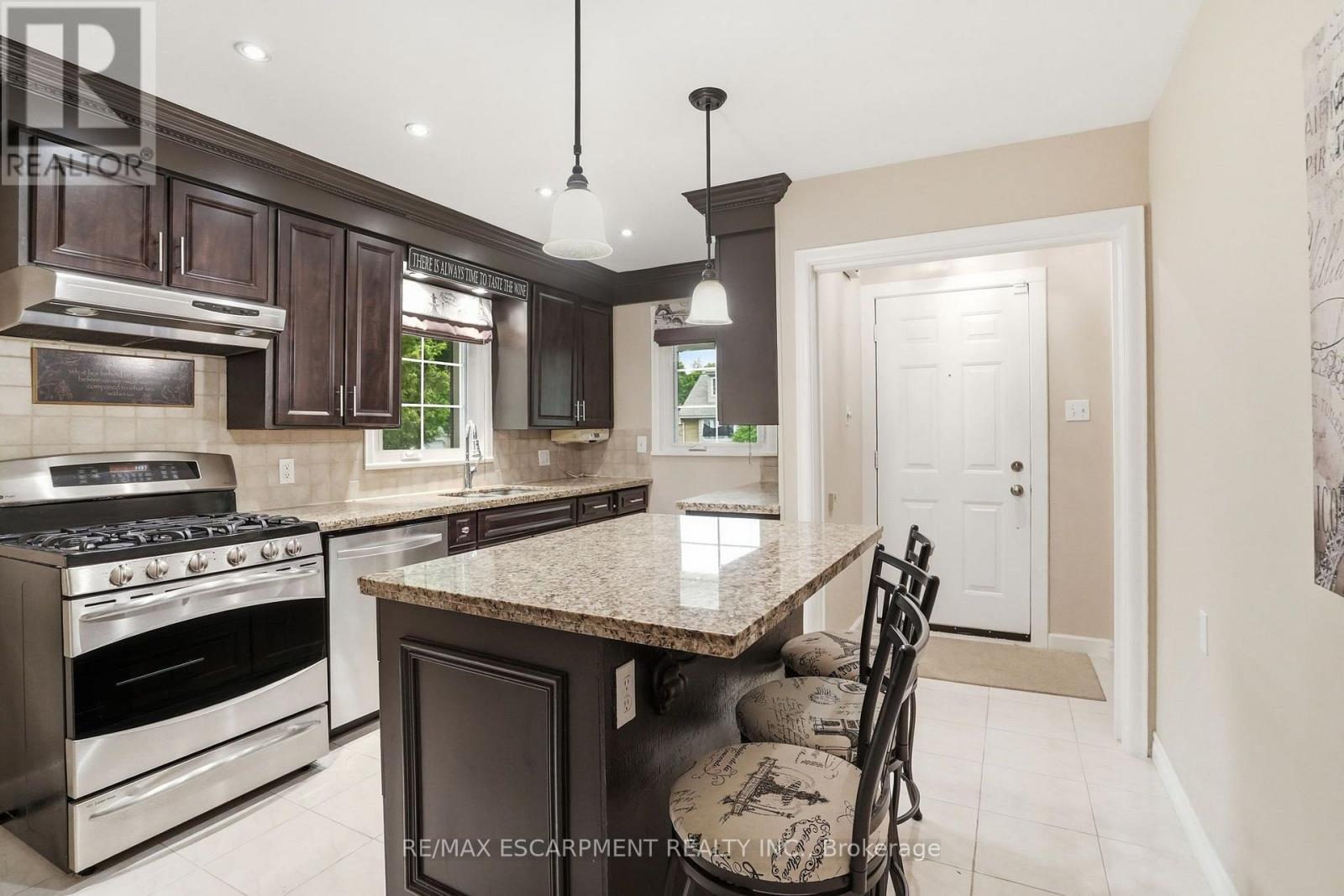 344 East 36Th Street, Hamilton, ON - Indoor Photo Showing Kitchen With Upgraded Kitchen