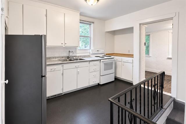 749 Dudley Ave, Winnipeg, MB - Indoor Photo Showing Kitchen With Double Sink