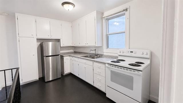 749 Dudley Ave, Winnipeg, MB - Indoor Photo Showing Kitchen With Double Sink