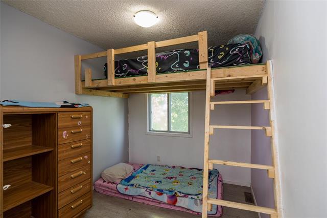 241 Lake Ridge Rd, Winnipeg, MB - Indoor Photo Showing Bedroom