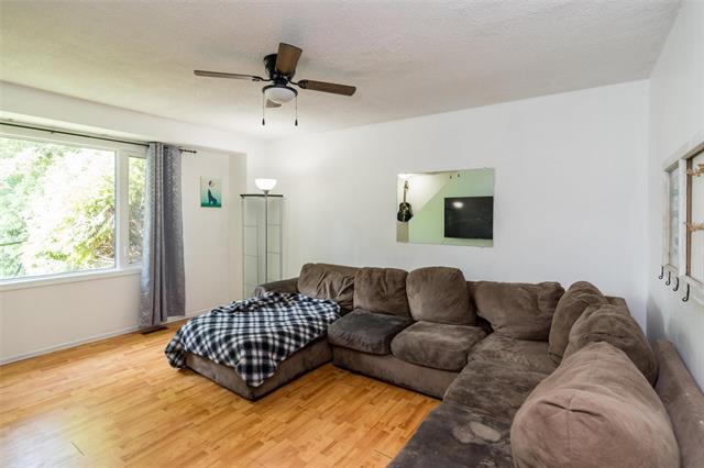 241 Lake Ridge Rd, Winnipeg, MB - Indoor Photo Showing Living Room