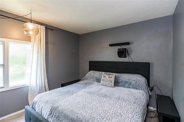 241 Lake Ridge Rd, Winnipeg, MB - Indoor Photo Showing Bedroom