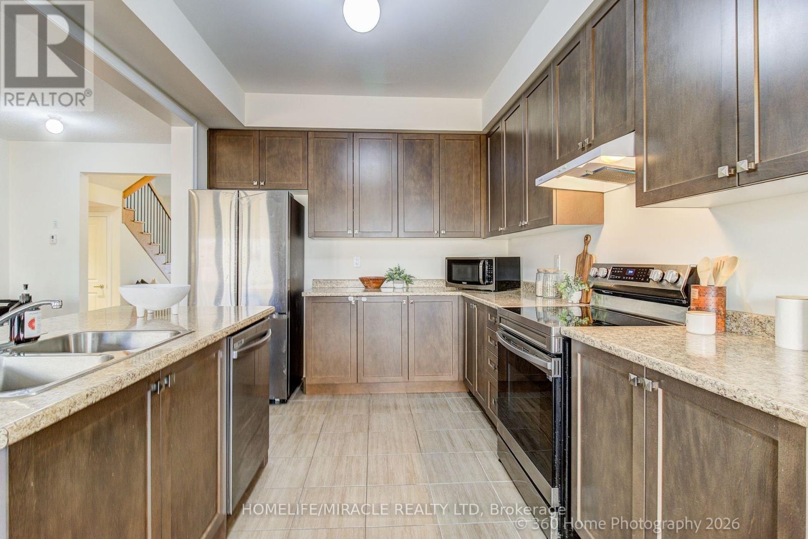 2528 Athena Path, Pickering, ON - Indoor Photo Showing Kitchen