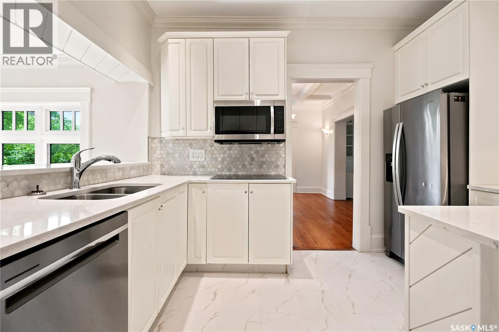 3151 Angus Street, Regina, SK - Indoor Photo Showing Kitchen With Double Sink