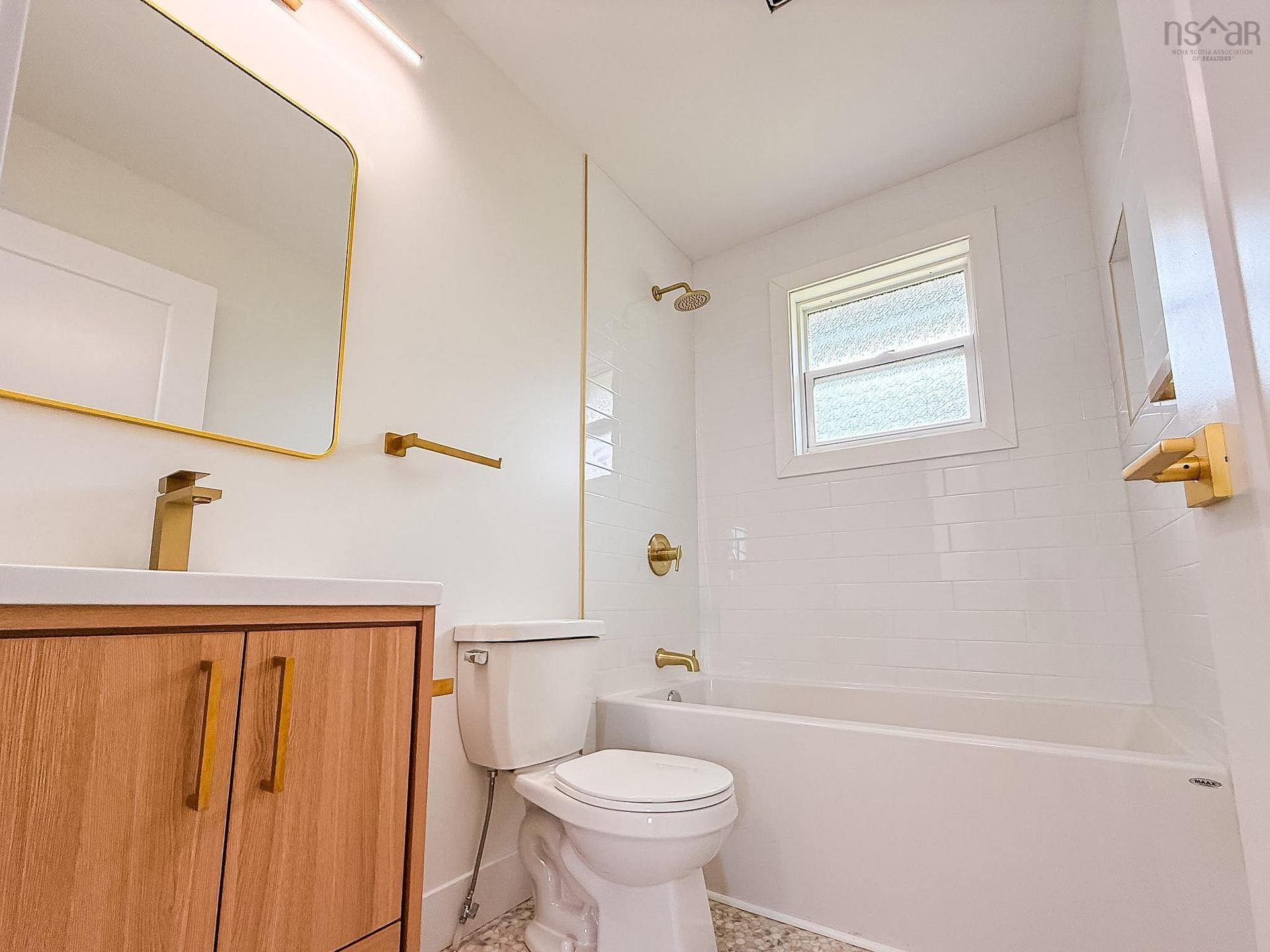 967 Westmount Road, Westmount, NS - Indoor Photo Showing Bathroom
