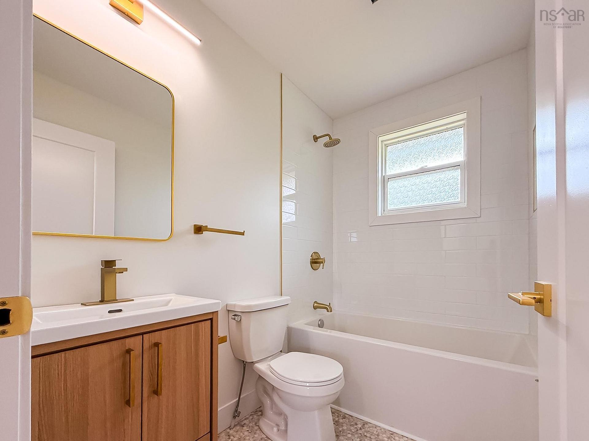 967 Westmount Road, Westmount, NS - Indoor Photo Showing Bathroom