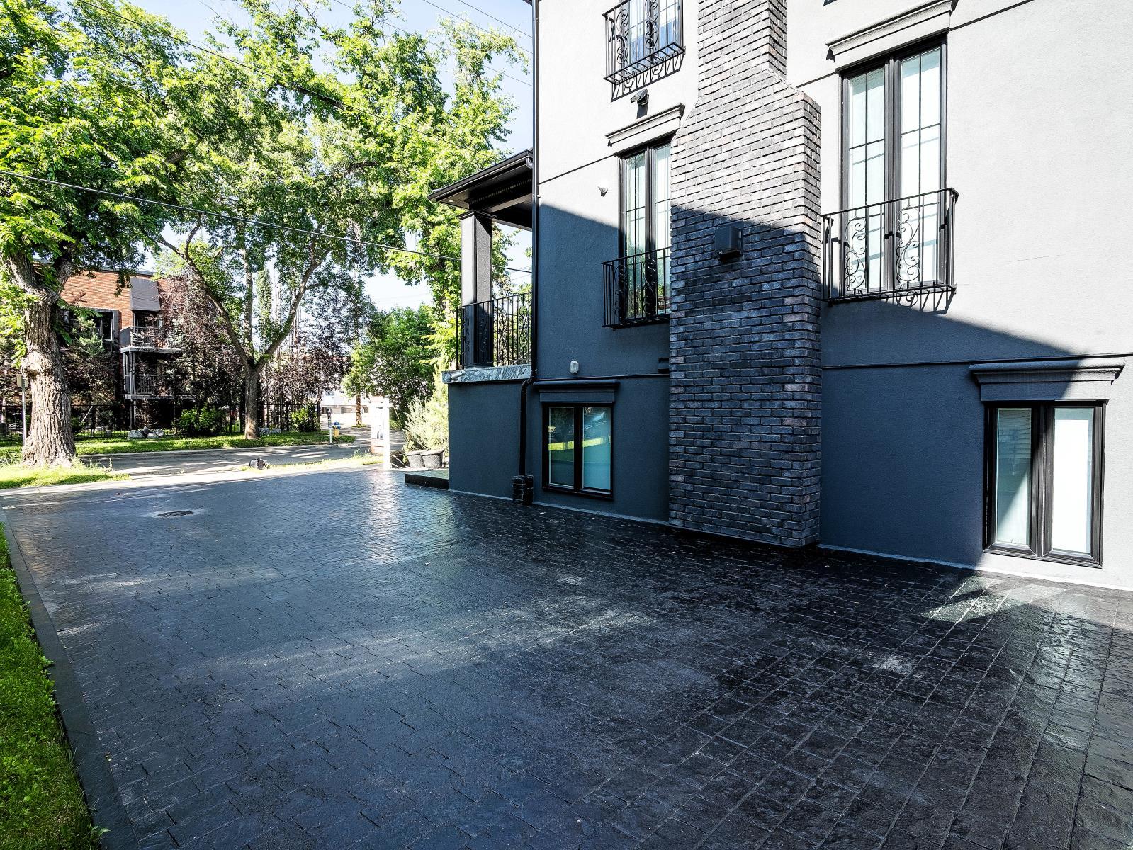 11833 102 Avenue Nw, Edmonton, AB
