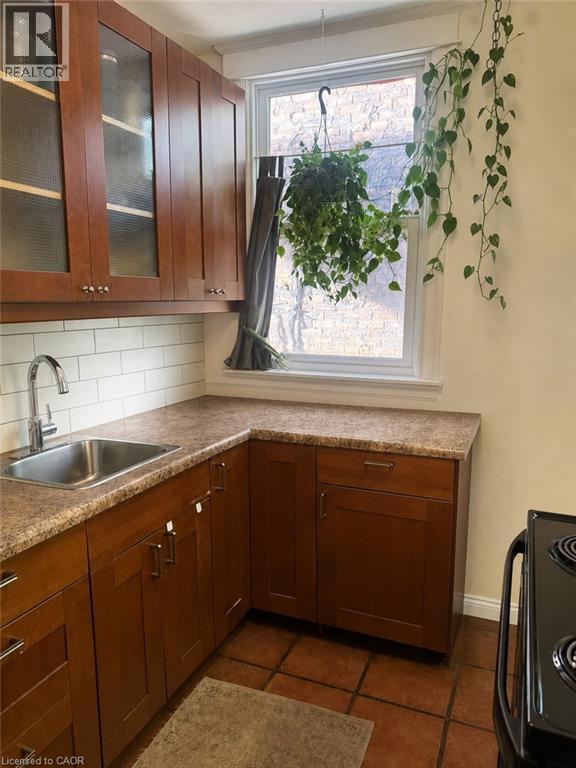 31 St. Clair Avenue, Hamilton, ON - Indoor Photo Showing Kitchen