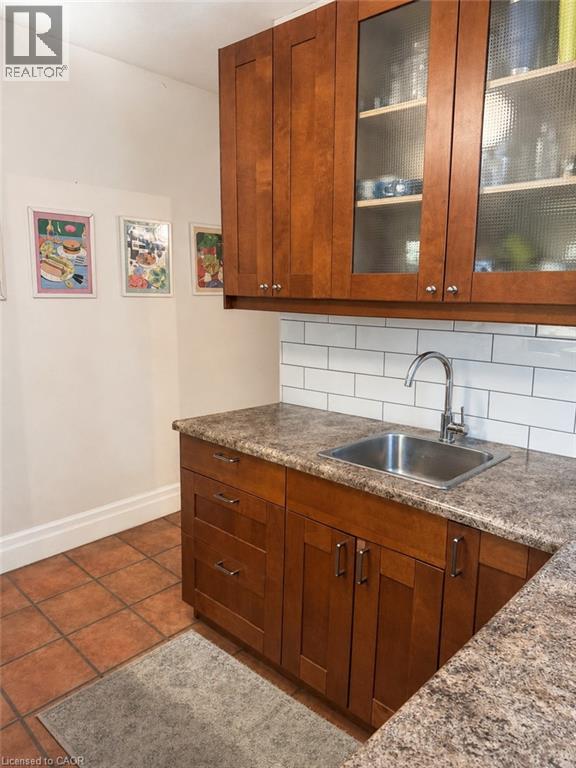 31 St. Clair Avenue, Hamilton, ON - Indoor Photo Showing Kitchen