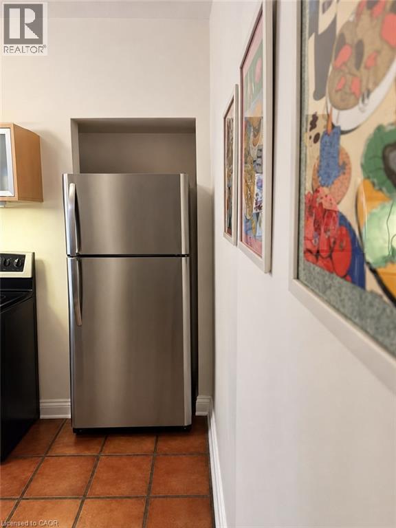 31 St. Clair Avenue, Hamilton, ON - Indoor Photo Showing Kitchen