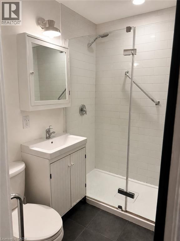 31 St. Clair Avenue, Hamilton, ON - Indoor Photo Showing Bathroom