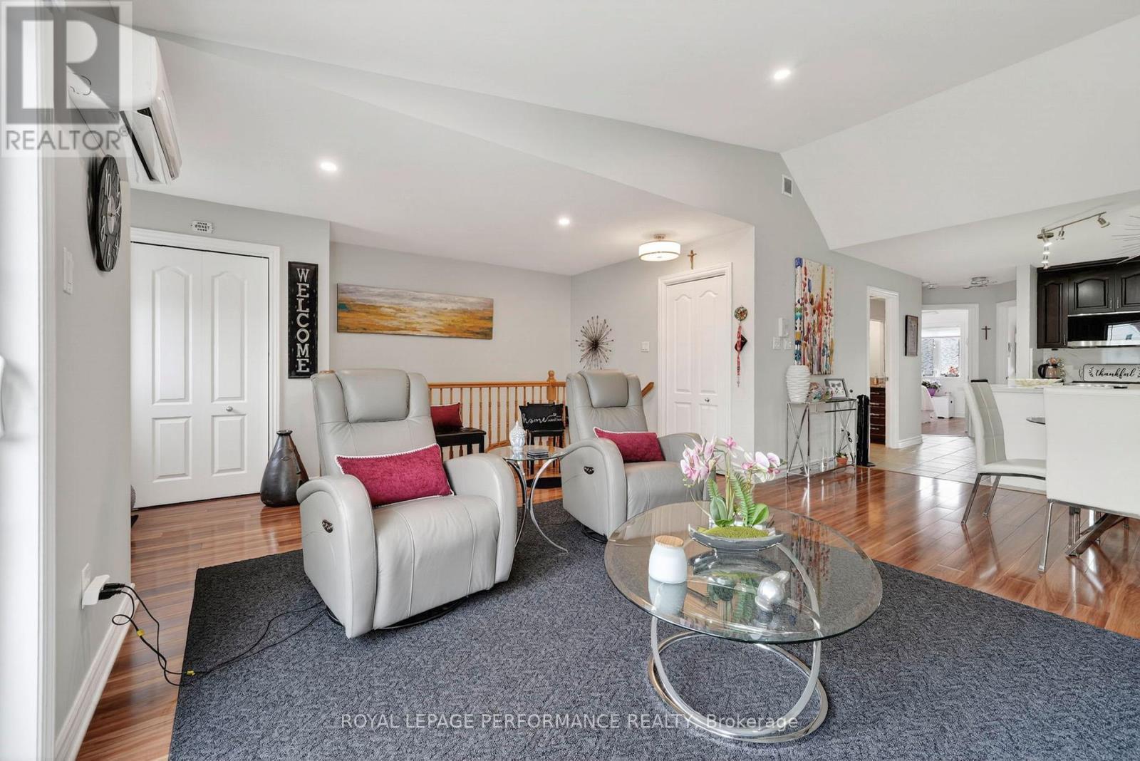 204 - 222 First Street E, Cornwall, ON - Indoor Photo Showing Living Room