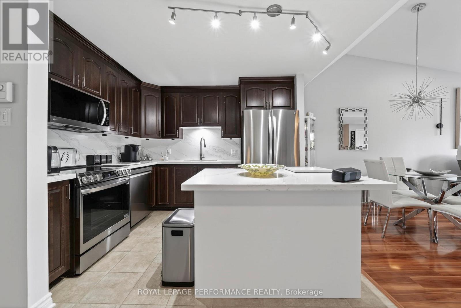 204 - 222 First Street E, Cornwall, ON - Indoor Photo Showing Kitchen With Stainless Steel Kitchen With Upgraded Kitchen
