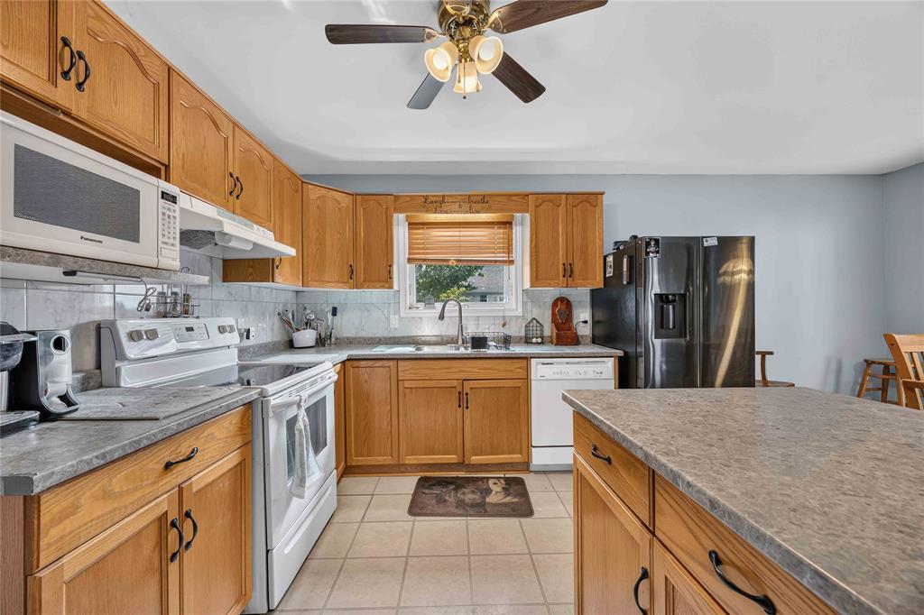 359-5700 Blackwell Sideroad, Sarnia, ON - Indoor Photo Showing Kitchen