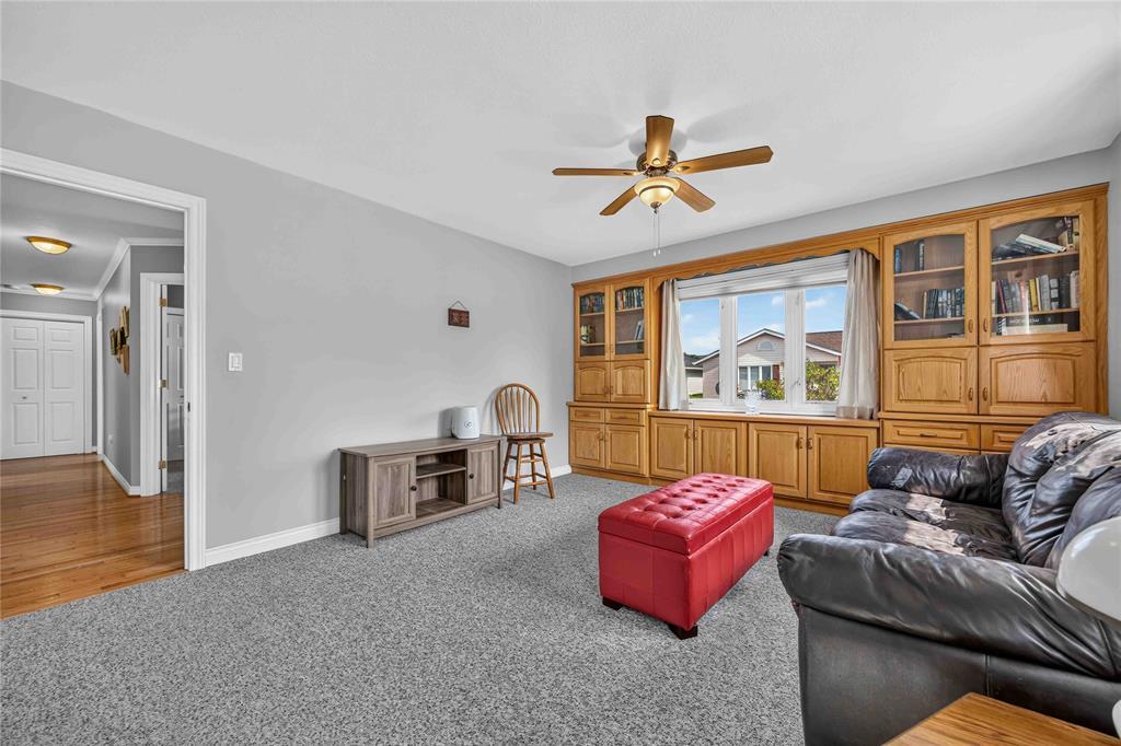 359-5700 Blackwell Sideroad, Sarnia, ON - Indoor Photo Showing Living Room