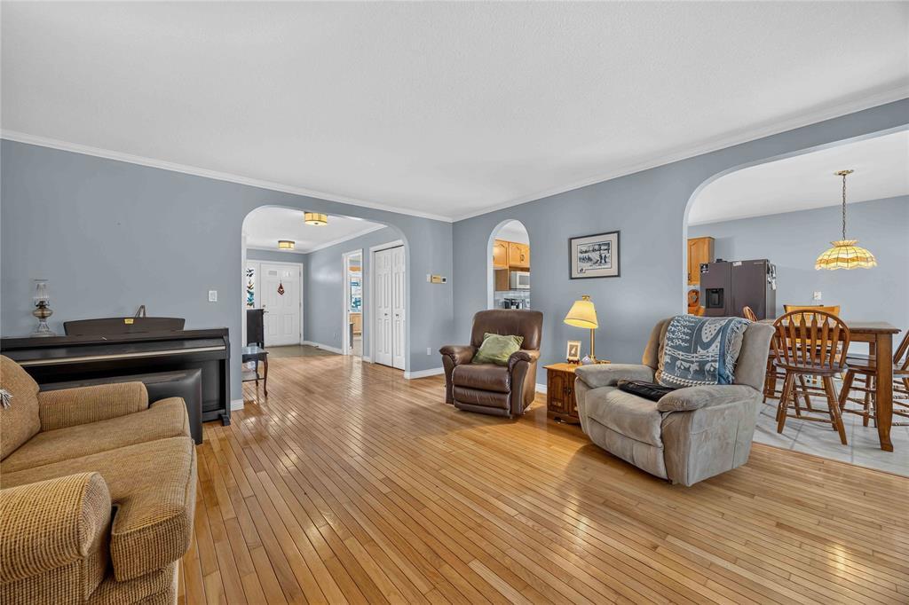 359-5700 Blackwell Sideroad, Sarnia, ON - Indoor Photo Showing Living Room