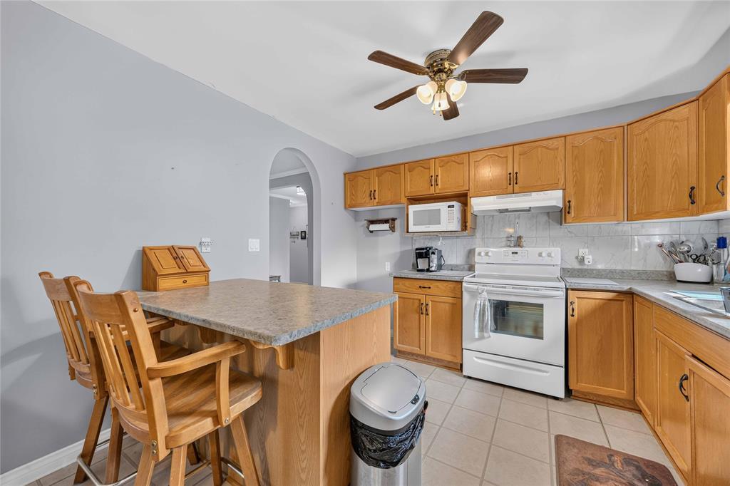 359-5700 Blackwell Sideroad, Sarnia, ON - Indoor Photo Showing Kitchen