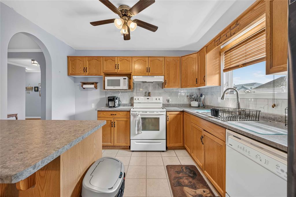 359-5700 Blackwell Sideroad, Sarnia, ON - Indoor Photo Showing Kitchen