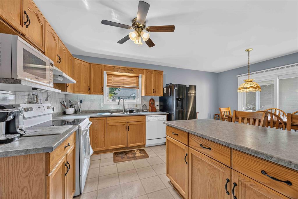 359-5700 Blackwell Sideroad, Sarnia, ON - Indoor Photo Showing Kitchen