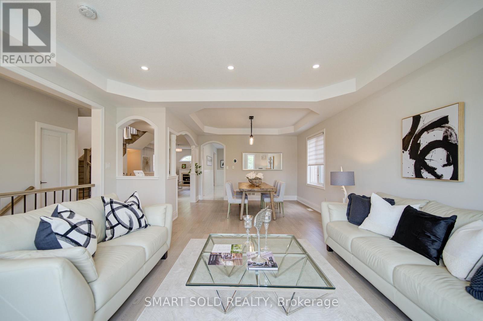 122 Mistysugar Trail, Vaughan, ON - Indoor Photo Showing Living Room